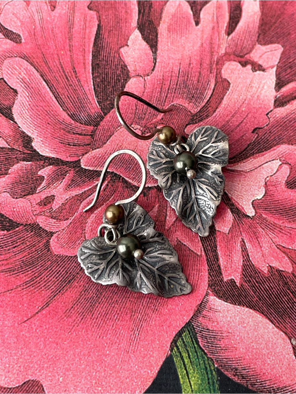 Pretty vintage silver metal leaf dangle earrings boho nature